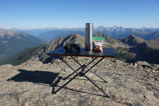 Table de camping au sommet montagne